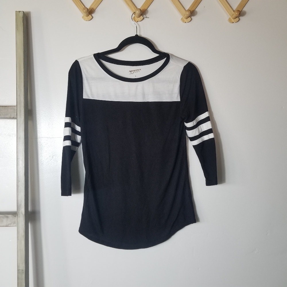 ARIZONA JEAN CO WOMEN'S BLACK AND WHITE TOP SIZE MEDIUM